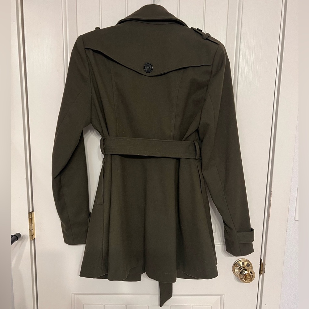 Beautiful coat - Picture 3 of 3